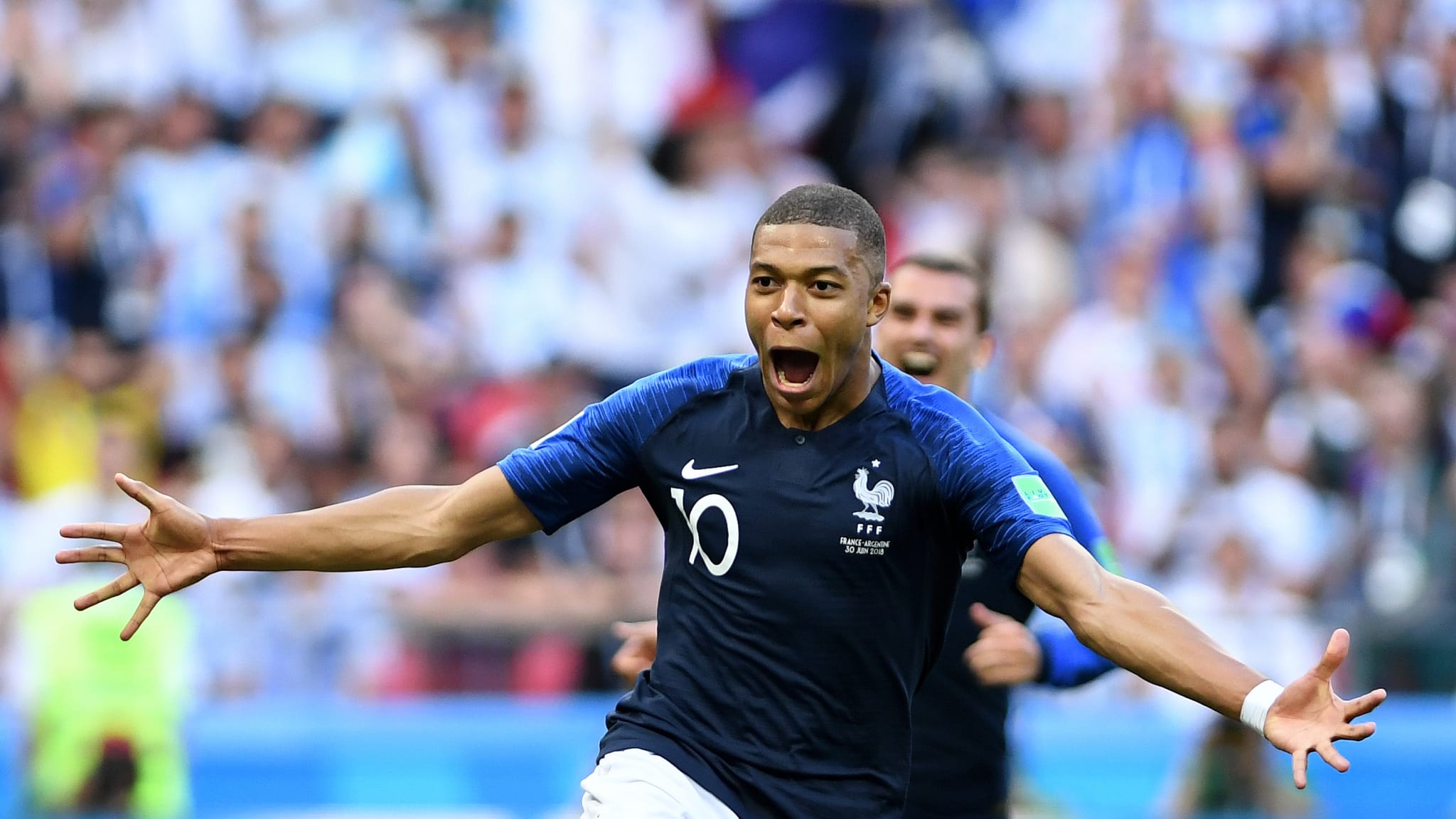 Kylian Mbappe vui mừng khi ghi bàn chuộc lỗi ở phút 40 của trận đấu