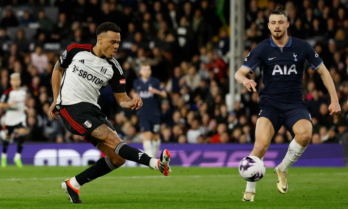 Tiền đạo Rodrigo Muniz (trái) mở tỷ số cho Fulham trước Tottenham